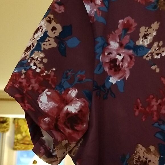 🤩🤩🤩HOST PICK 2021!🤑 🥂🥂🥂🏆🏆🏆WINE COLORED SMOCK LACE UP FLORAL PRINT TOP! - Picture 8 of 8